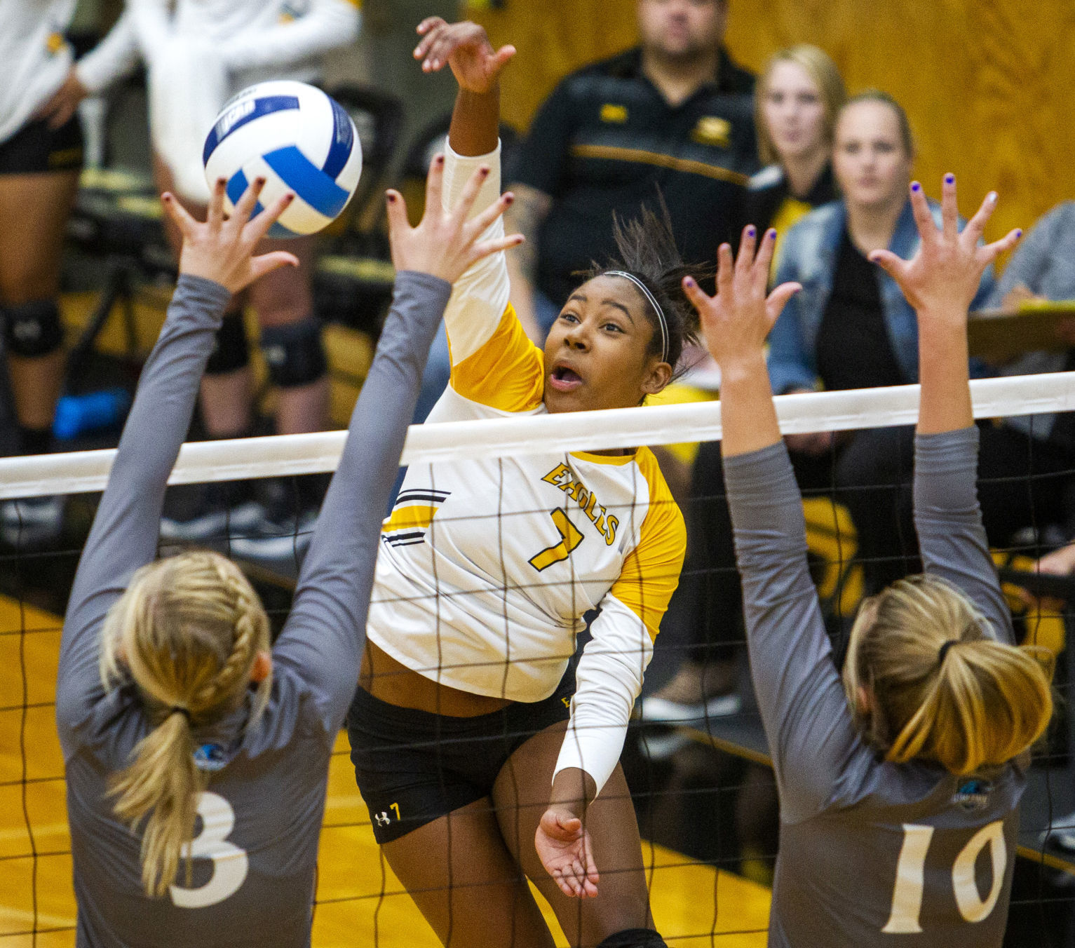 CSI vs USU Eastern volleyball